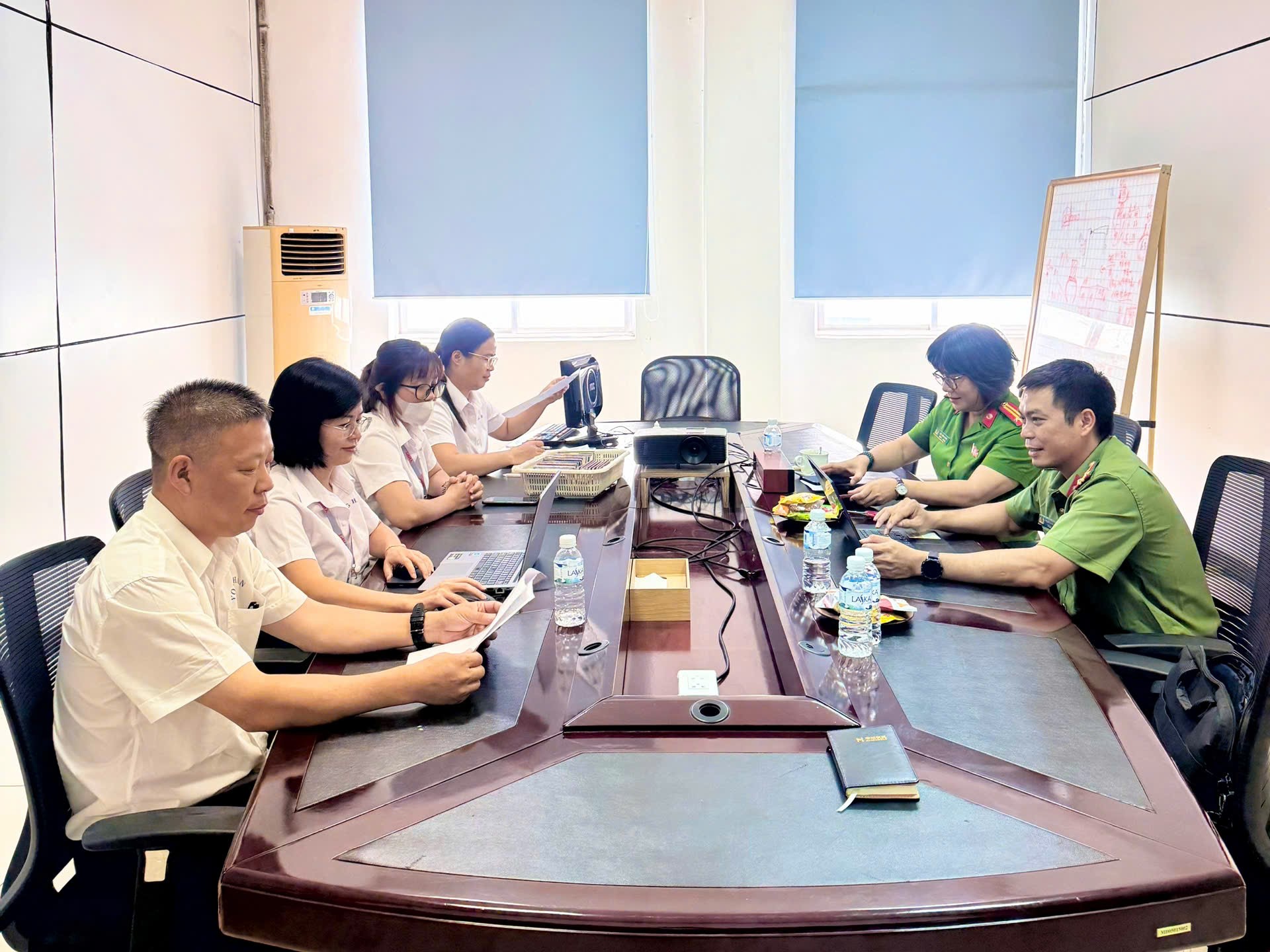 Công an xã Mao Điền đồng hành cùng doanh nghiệp, đưa pháp luật đi trước một bước